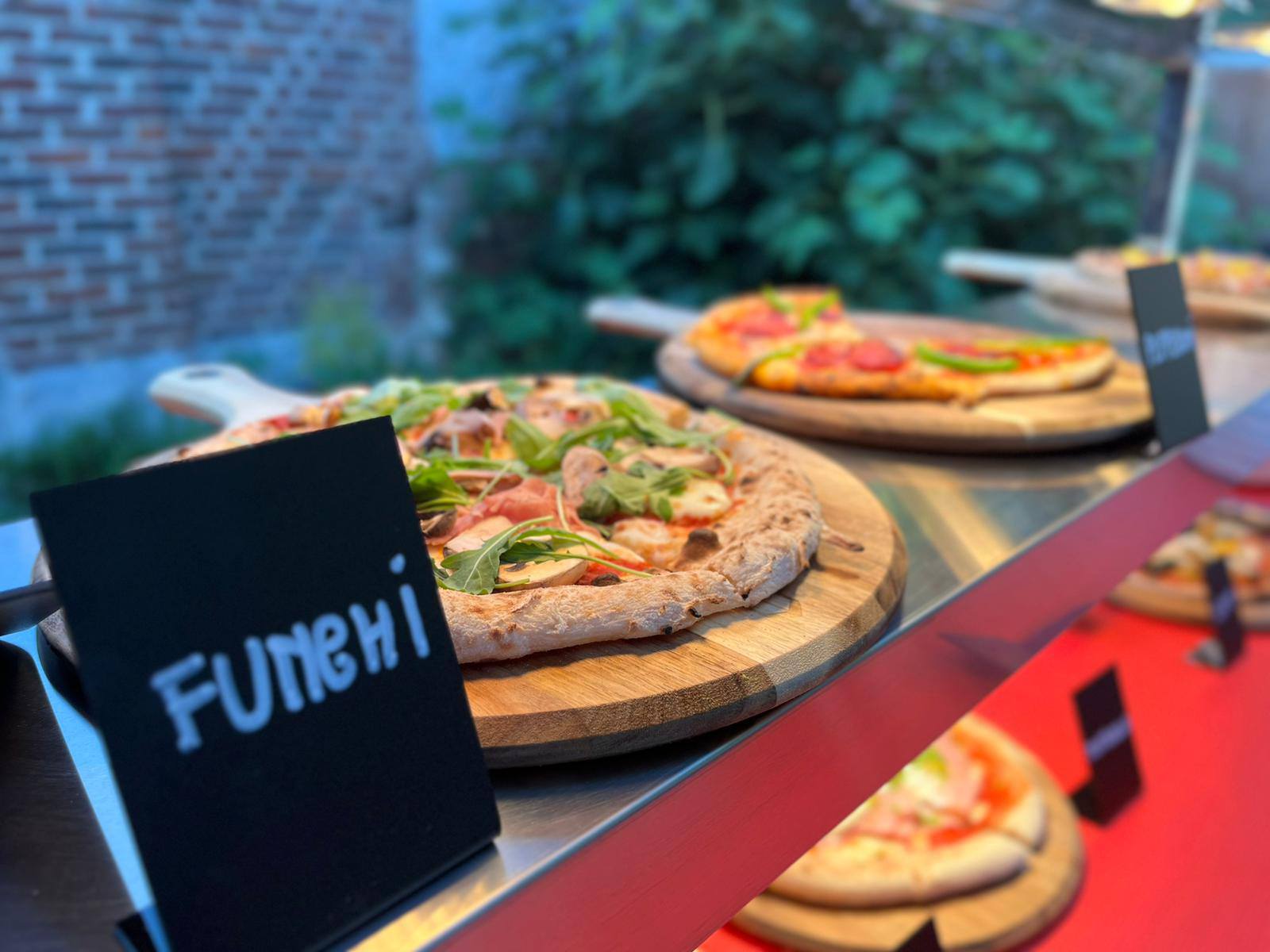Verse pizza gebakken op locatie