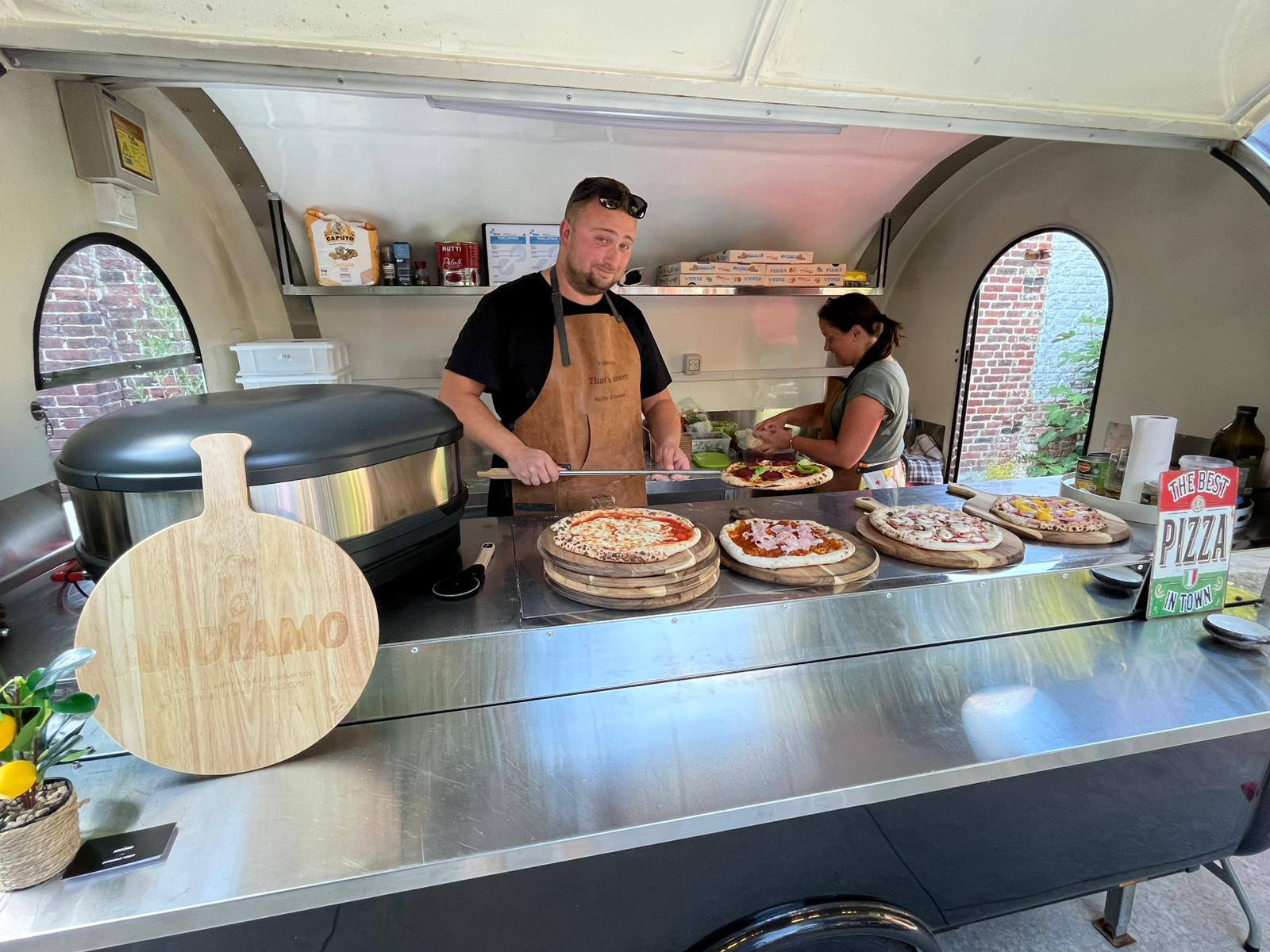 Andiamo pizza foodtruck van langs de voorkant